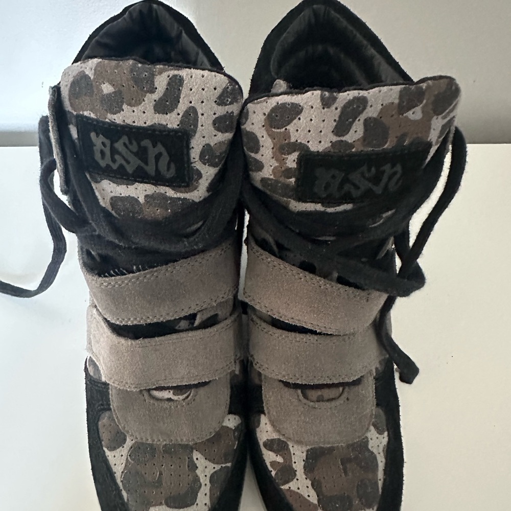 woman Camo Sneakers with Velcro Straps